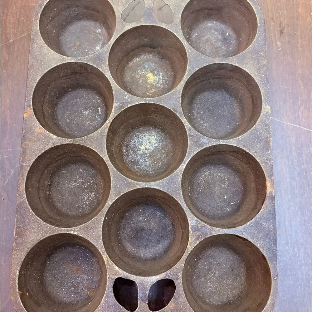 Vintage Cast Iron Pop Over Muffin Pan - 11 Cup